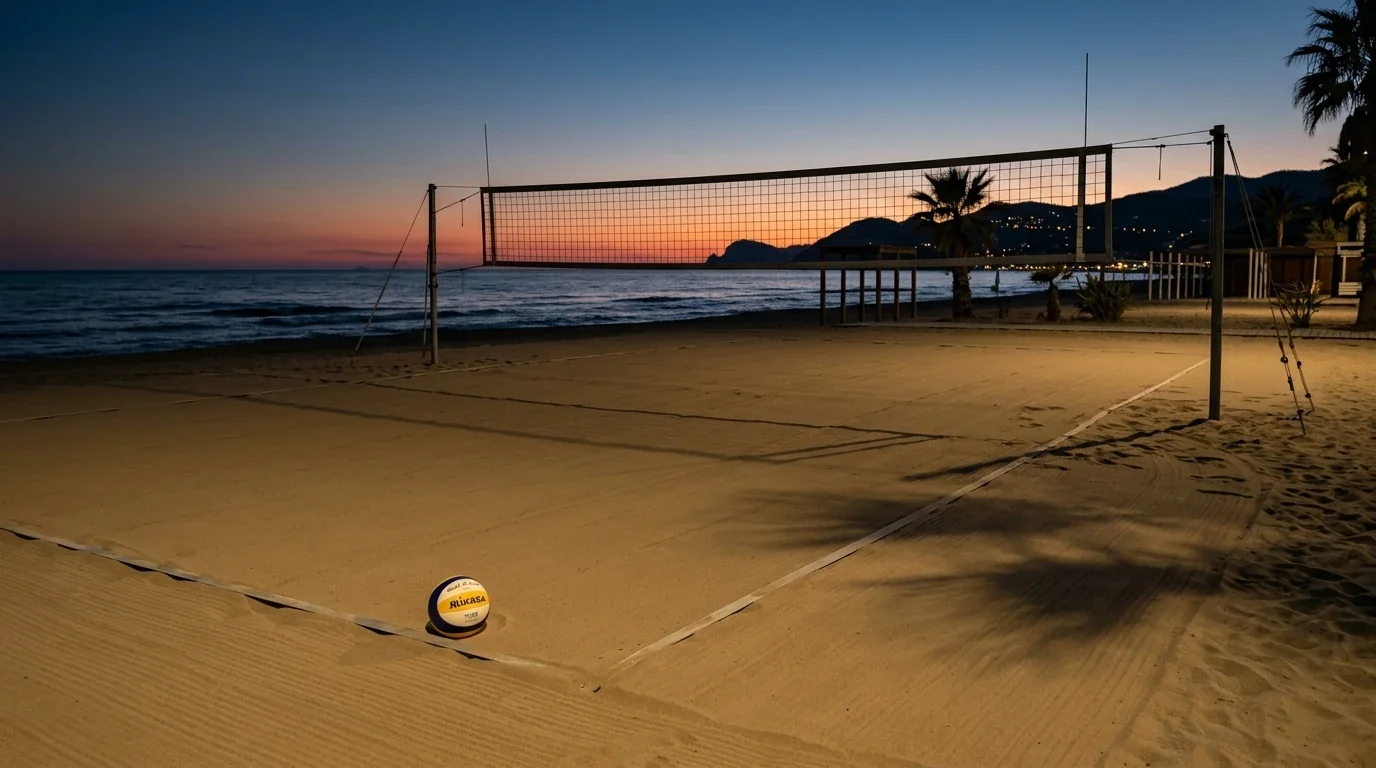 Campo di beach volley deserto al tramonto con riflessione sull'integrità sportiva