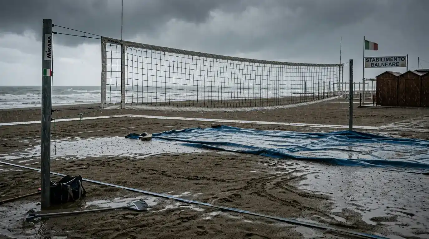 Pioggia battente su un campo da beach volley vuoto con teli di copertura