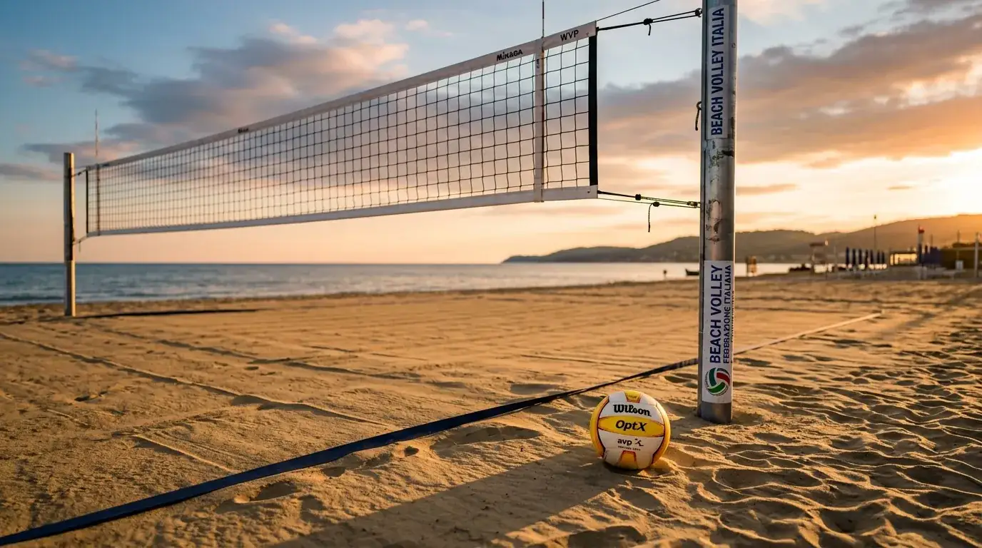 Campo da beach volley con pallone Wilson Optx sulla sabbia durante una partita ufficiale